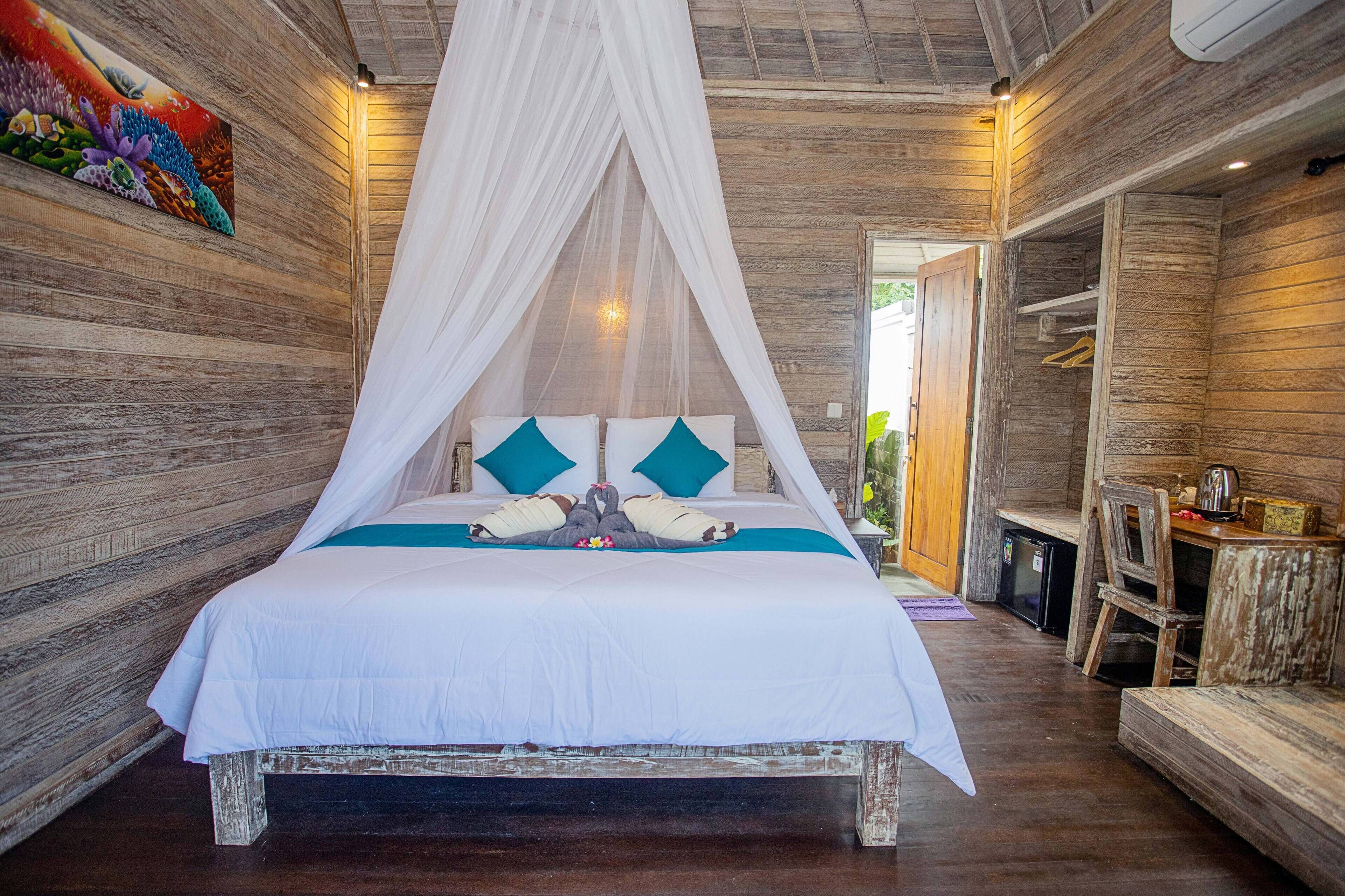 Una cama con dosel, una pared de madera y un cuadro.