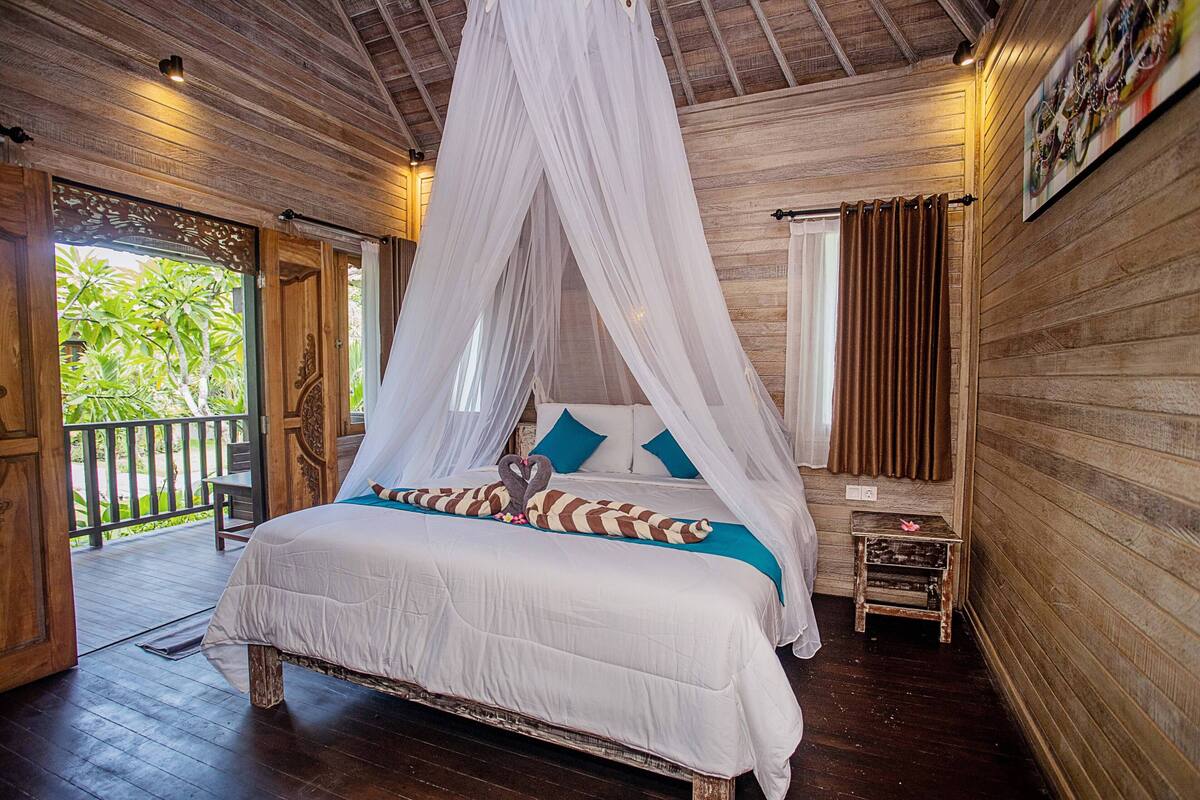 Quarto casal luxo, sacada, vista para o jardim | Escrivaninha, quartos à prova de som, Wi-Fi de cortesia, roupa de cama