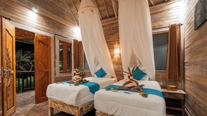A room with two beds, wooden walls, and a balcony. - D’Gume Villas Lembongan by Bali Cabin (Lembongan Island)
