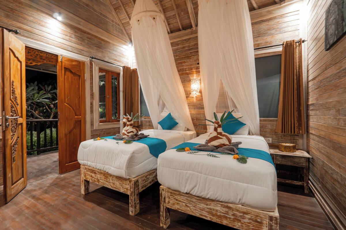Quarto duplo luxo, sacada, vista para o jardim | Escrivaninha, quartos à prova de som, Wi-Fi de cortesia, roupa de cama