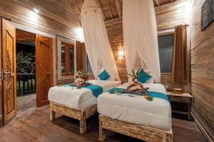 Quarto duplo luxo, sacada, vista para o jardim | Escrivaninha, quartos à prova de som, Wi-Fi de cortesia, roupa de cama
