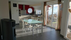 Dining - Wooden house for 5 people, forest behind and beautiful view of the Moselotte valley. (Saulxures-sur-Moselotte)