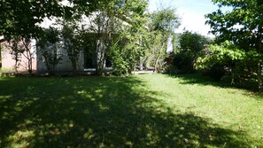 Property grounds - Wooden house for 5 people, forest behind and beautiful view of the Moselotte valley. (Saulxures-sur-Moselotte)