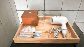 淋浴設備、吹風機、毛巾、肥皂