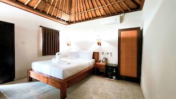 Kahden hengen deluxe-huone, näköala puutarhaan | Tallelokero huoneessa, työpöytä