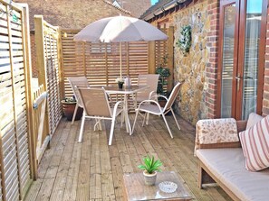 Outdoor dining - Rookery Farm Holiday Cottage (Bognor Regis)