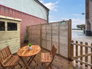 Outdoor dining - Rookery Farm Holiday Cottage (Bognor Regis)