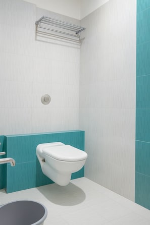 Douche, sèche-cheveux, serviettes fournies, savon