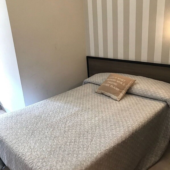 Economy Double Room, City View | Desk, laptop workspace, free WiFi - Hotel Salus Milano (Milano)