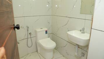 Deluxe Double Room, City View | Bathroom