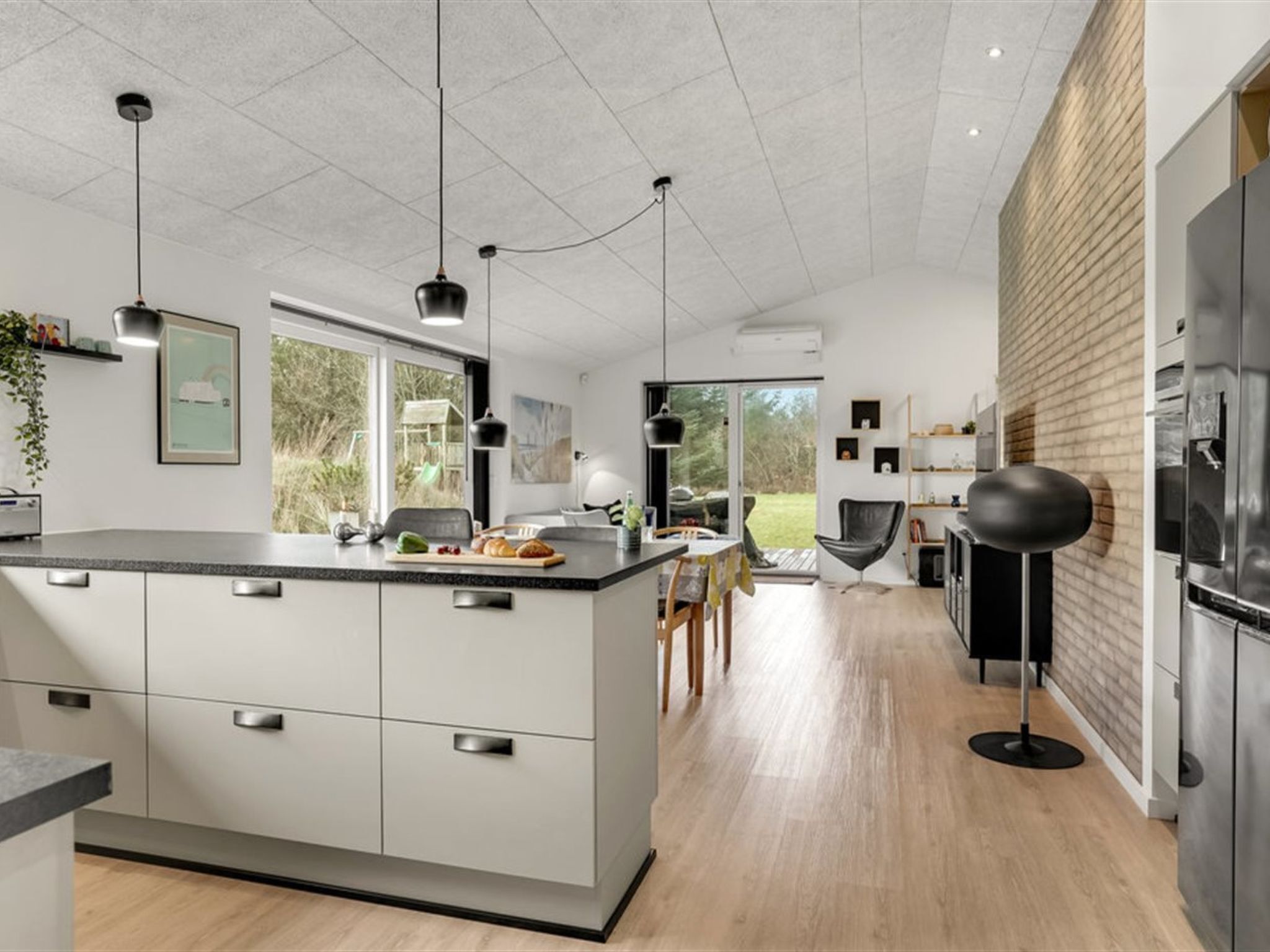 Frigorífico, microondas, lavavajillas y utensilios de cocina