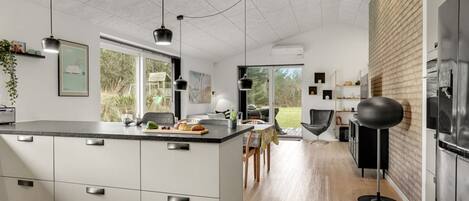 Frigorífico, microondas, lavavajillas y utensilios de cocina