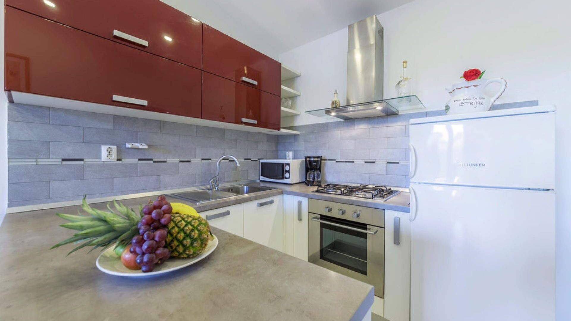 Kjøleskap, mikrobølgeovn, ovn og oppvaskmaskin