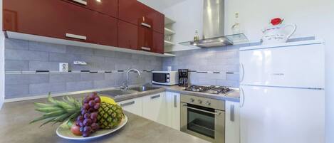 Kjøleskap, mikrobølgeovn, ovn og oppvaskmaskin