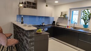 Fridge, microwave, oven, stovetop - Villa Gajana 2 by Villas Guide (Gajana)