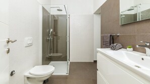 Shower, hair dryer, towels - Villa Gajana 2 by Villas Guide (Gajana)