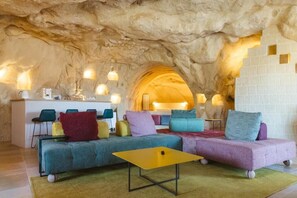 Luxury Suite, City View | Interior