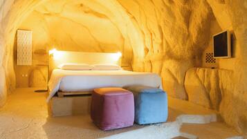 Luxury Suite, City View | Minibar, in-room safe, blackout curtains, soundproofing