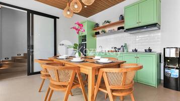 Villa, 3 Bedrooms, Pool View | Ruang makan