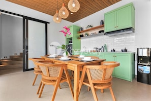 Vila, 3 quartos, vista para a piscina | Sala de jantar