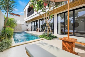 Una piscina al aire libre