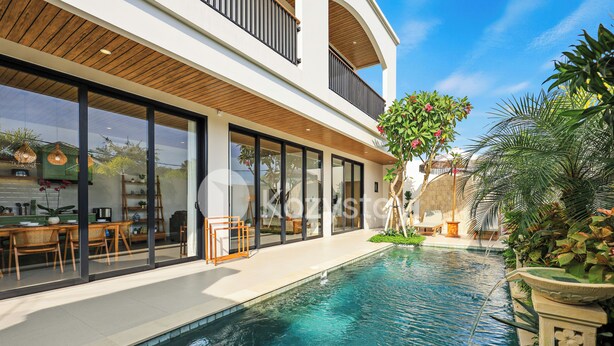 A modern house with a swimming pool, large windows, and outdoor furniture. - Darani Villa by Kozystay - Ungasan (Ungasan)
