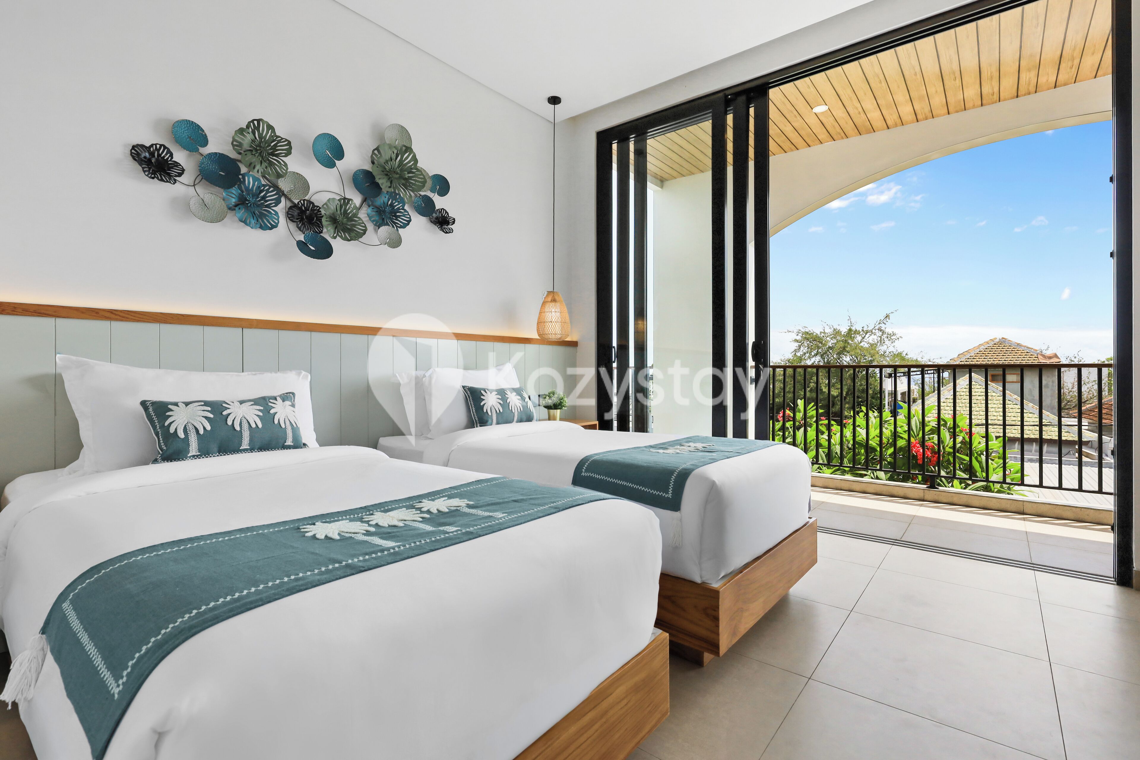 Escritorio y espacio para trabajar con laptop 