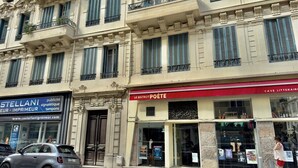 A building with a storefront labeled "LE BISTROT POETE" and a sign for "STELLANI" advertising "publicité signalétique tampons". - Ze Perfect Place - Centre - Durandy - 2 Bdrms - AC (Nice)