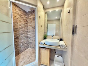 Shower - Ze Perfect Place - Centre - Durandy - 2 Bdrms - AC (Nice)