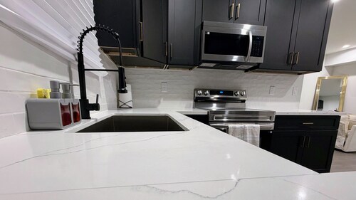 Modern Gold Oasis • Spacious 3BR Close to Downtown