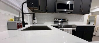 Modern Gold Oasis âą Spacious 3BR Close to Downtown