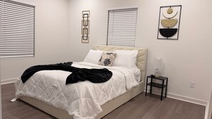 3 chambres, fer et planche à repasser, Wi-Fi, draps fournis