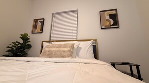 3 habitaciones, tabla de planchar con plancha, wifi y ropa de cama 
