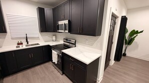 Private kitchen - Modern Gold Oasis • Spacious 3BR Close to Downtown (Houston)