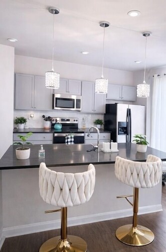 Modern 3 bedroom 3 Bath town house with workstation- Close to Uptown Charlotte
