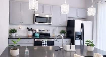 Modern 3 bedroom 3 Bath town house with workstation- Close to Uptown Charlotte