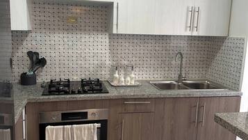 Kylskåp, mikrovågsugn, ugn och spishäll