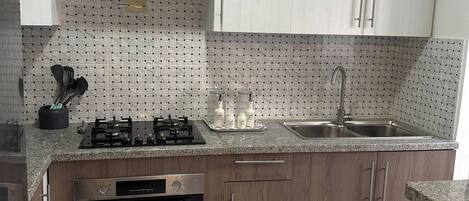 Kjøleskap, mikrobølgeovn, ovn og kokeplater