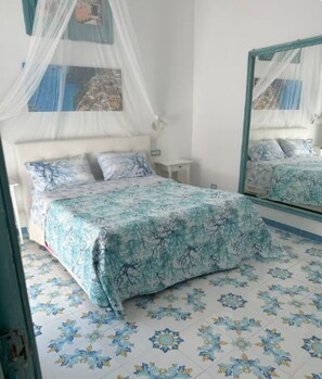 2 bedrooms, iron/ironing board, WiFi, bed sheets - Casa Fiorellina: Positano ( Amalfi Coast ) (Positano)