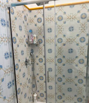 Shower, hair dryer, towels, soap - Casa Fiorellina: Positano ( Amalfi Coast ) (Positano)