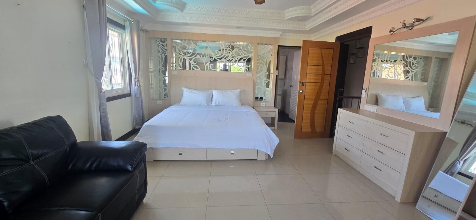 4 bedrooms, iron/ironing board, free WiFi, bed sheets