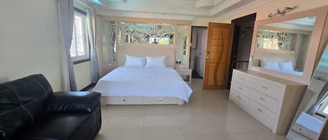 4 bedrooms, iron/ironing board, free WiFi, bed sheets