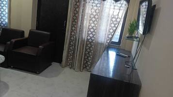 Quarto casal luxo, vista para a cidade | Escrivaninha, espaço de trabalho para notebook, Wi-Fi de cortesia