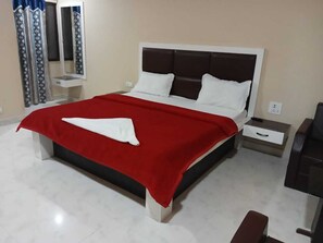 Desk, laptop workspace, free WiFi - The Bhuwan Heights Inn (Satna)