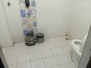 Shower, free toiletries, towels, soap - The Bhuwan Heights Inn (Satna)