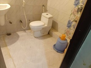 Shower, free toiletries, towels, soap - The Bhuwan Heights Inn (Satna)