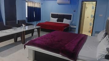 Deluxe dubbelrum - utsikt mot staden | Skrivbord, arbetsyta för laptop och gratis wi-fi