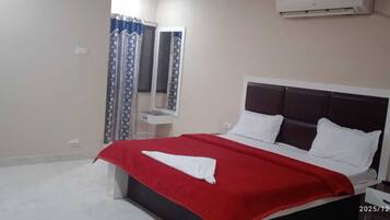 Quarto casal luxo, vista para a cidade | Escrivaninha, espaço de trabalho para notebook, Wi-Fi de cortesia