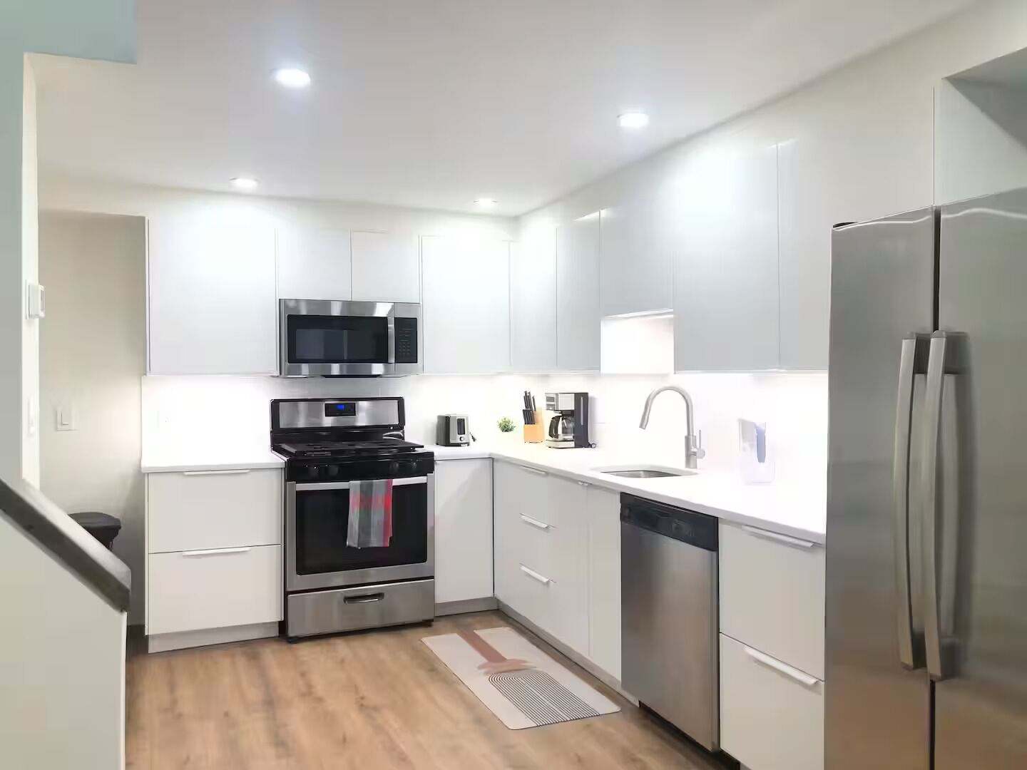 Cafetera y tetera, refrigerador, microondas y horno 