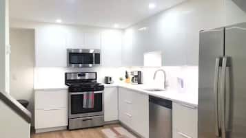 Cafetera y tetera, refrigerador, microondas y horno